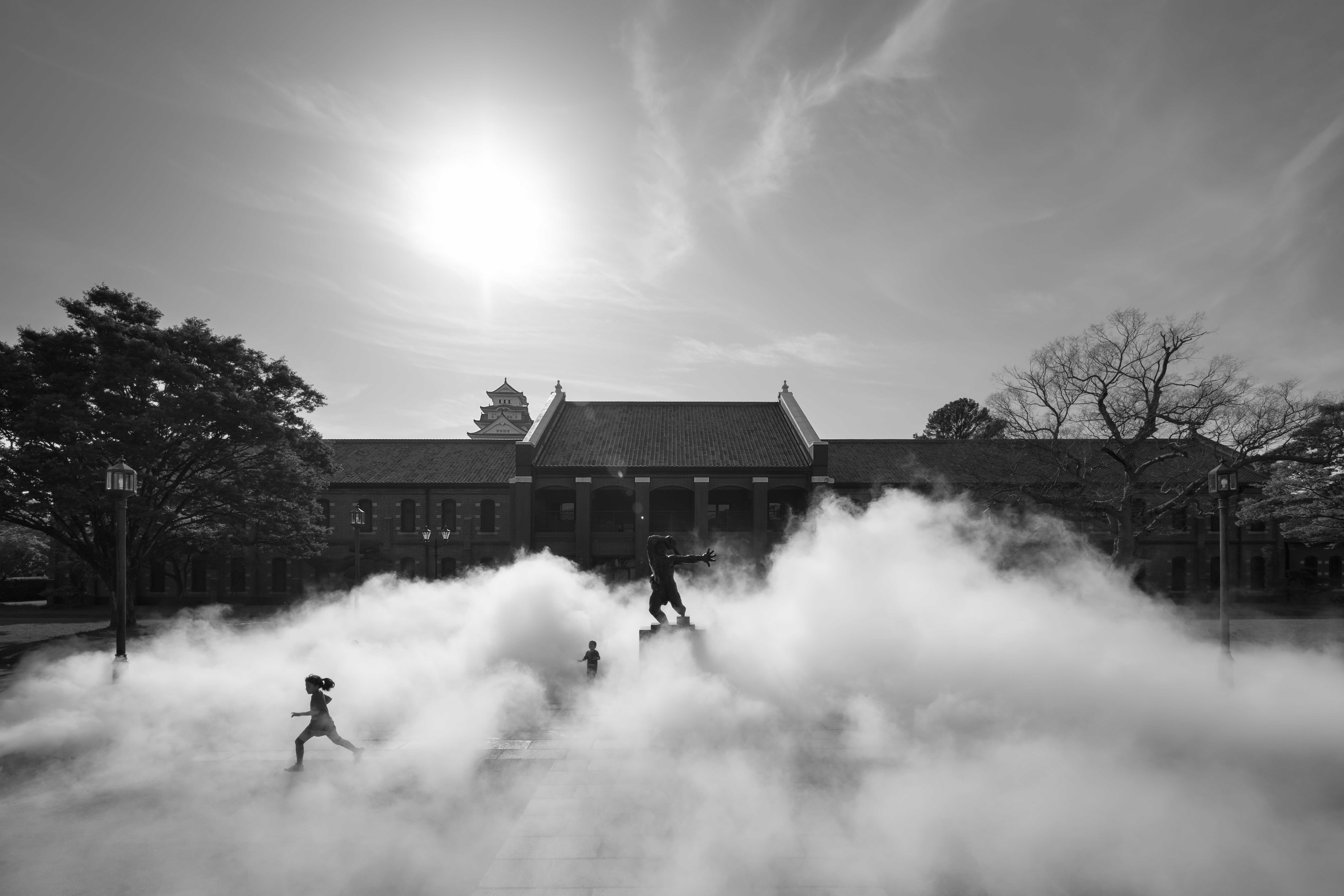 中谷芙二子《白い風景—原初の地球》霧の彫刻 #47769、オールひめじ・アーツ&ライフ・プロジェクト、姫路市立美術館、兵庫、2023年 ©Fujiko Nakaya　photo: Atsushi Nakamichi/Nacása & Partners Inc