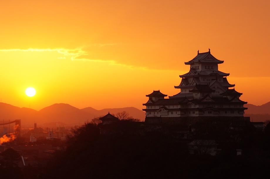 朝陽に照らされる国宝姫路城